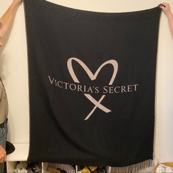 Victoria Secret Limited Edition 2017 Soft Heart Throw - Picture 2 of 12